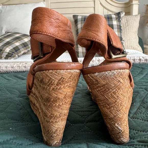 The best Jessica Simpson Wedge . - Picture 3 of 5